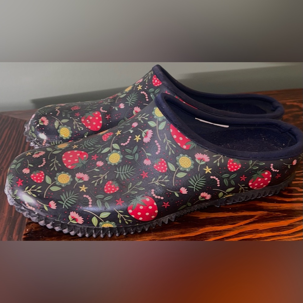 Women’s Floral Patterned Clogs - Picture 3 of 5